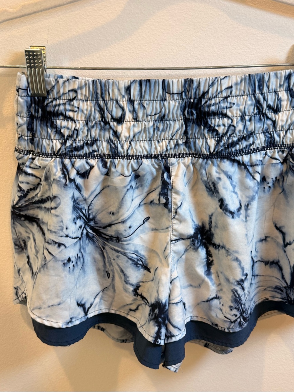 Calia by Carrie Underwood abstract sports shorts S - Picture 4 of 6
